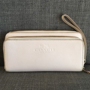 EUC Coach Accordion Double Zip Wallet/Wristlet.
